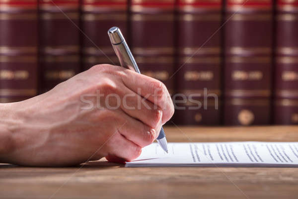 [[stock_photo]]: Main · humaine · signature · document · bois · bureau · papier