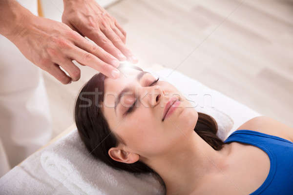 Terapeuta realizar reiki curación tratamiento mujer Foto stock © AndreyPopov