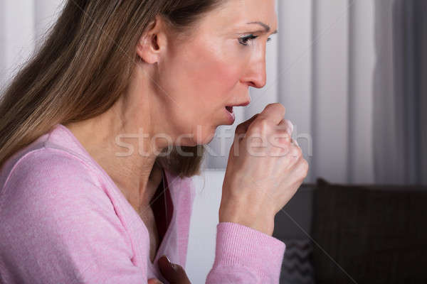 成熟的女人 咳嗽 關閉 女子 咳嗽 商業照片 © AndreyPopov