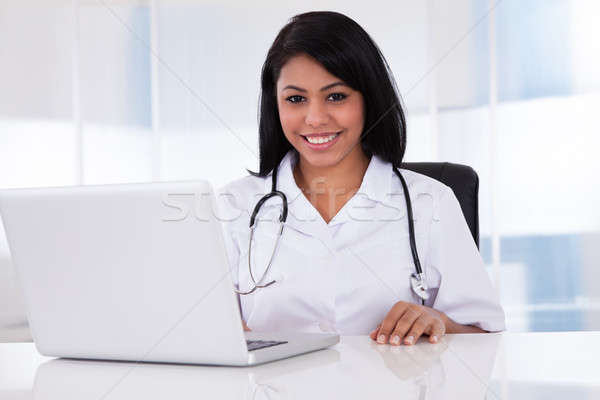 Сток-фото: счастливым · женщины · врач · используя · ноутбук · довольно · молодые