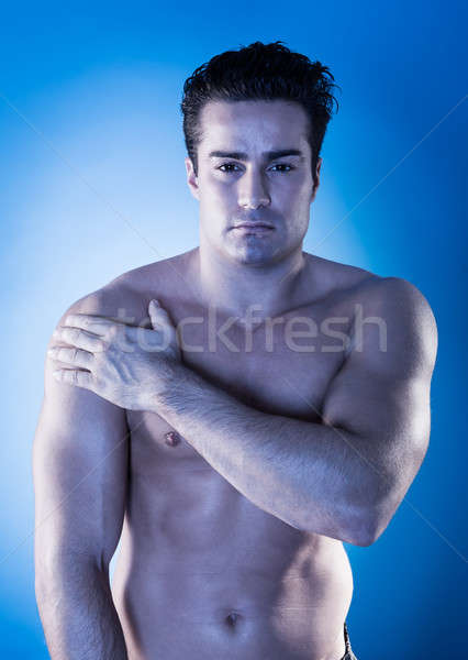 Joven sufrimiento dolor en el hombro primer plano muscular hombre Foto stock © AndreyPopov