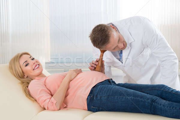 Lekarza słuchania bicie serca płód młodych stetoskop Zdjęcia stock © AndreyPopov