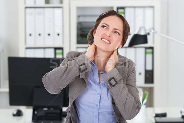 Mujer de negocios sufrimiento dolor de cuello jóvenes oficina mano Foto stock © AndreyPopov