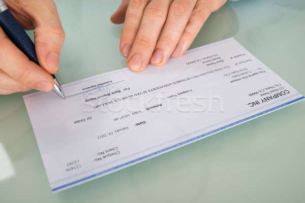 Hand ondertekening cheque foto Stockfoto © AndreyPopov