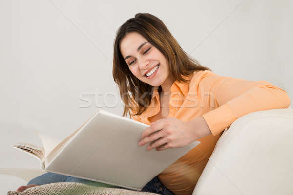 Nő néz fényképalbum boldog fiatal nő könyv Stock fotó © AndreyPopov