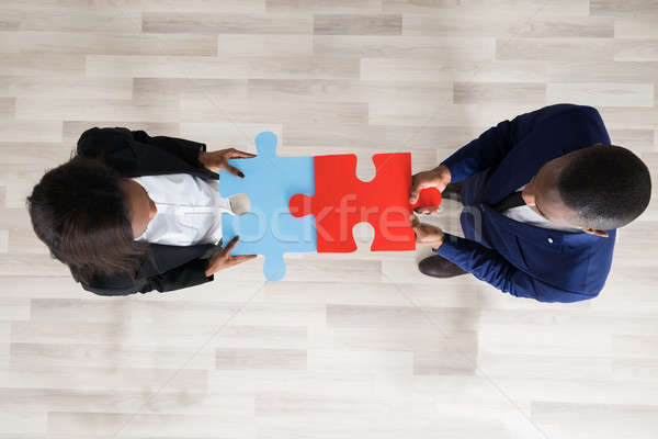 Homem de negócios mulher peças do puzzle trabalho em equipe Foto stock © AndreyPopov