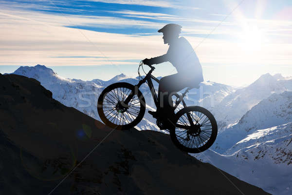 Silhouette uomo equitazione mountain bike montagna bike Foto d'archivio © AndreyPopov