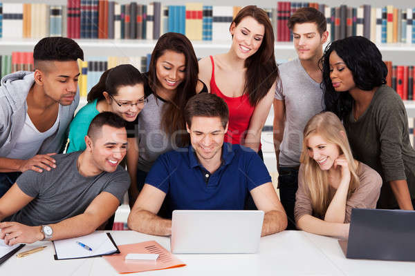 Foto stock: Universidad · estudiantes · biblioteca · jóvenes · mirando