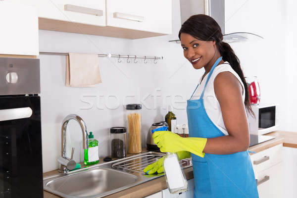 Stockfoto: Vrouw · schoonmaken · spray · fles · afrikaanse