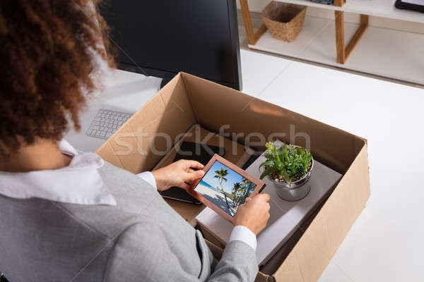Geschäftsfrau Verpackung Bilderrahmen Karton Arbeitsplatz Stock foto © AndreyPopov