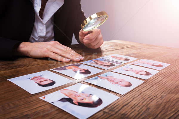 Om de afaceri uita fotografie lupa afaceri Reuniunea Imagine de stoc © AndreyPopov