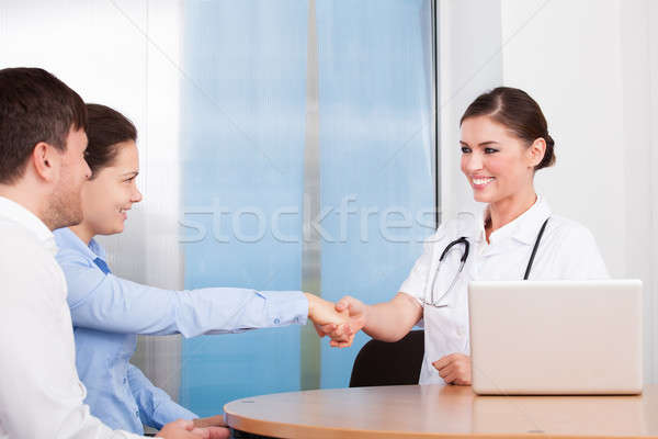 [[stock_photo]]: Homme · médecin · femme · serrer · la · main · heureux