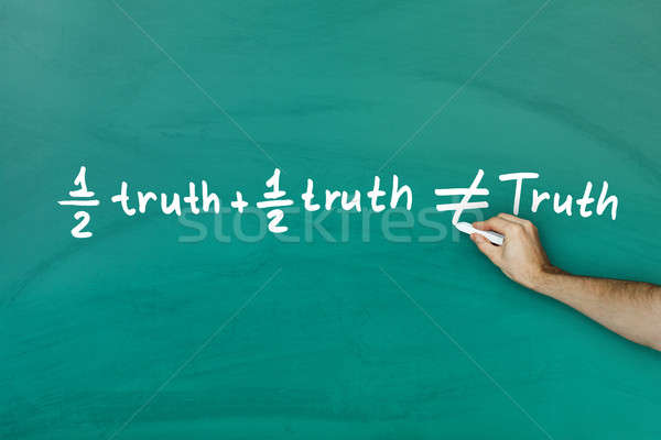 Half waarheid niet gelijk groene Blackboard Stockfoto © AndreyPopov