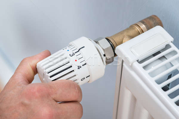 Személy hőmérséklet radiátor termosztát közelkép személyek Stock fotó © AndreyPopov