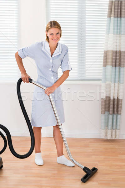 Femeie servitoare aspirator frumos curăţenie Imagine de stoc © AndreyPopov