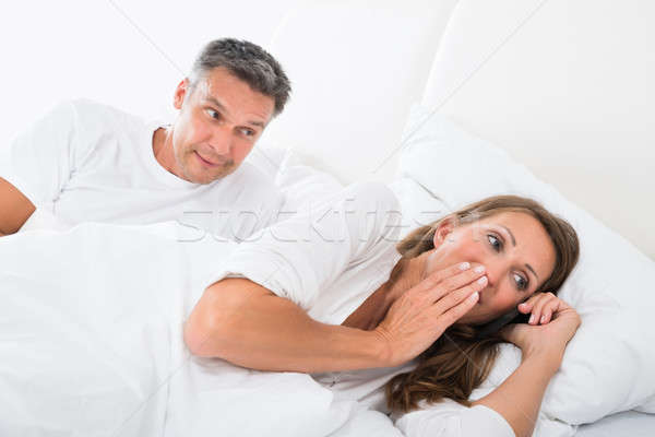 Mann schauen Frau sprechen Handy Schlafzimmer Stock foto © AndreyPopov
