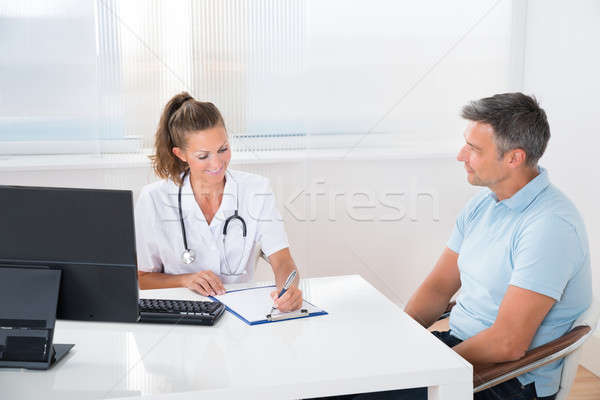 Foto stock: Femenino · médico · hablar · paciente · hospital · portapapeles