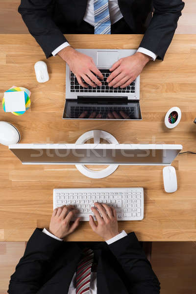 Geschäftsleute mit Laptop Computer Schreibtisch unmittelbar über Stock foto © AndreyPopov