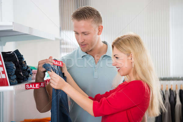 Foto stock: Homem · em · pé · surpreendido · mulher · jeans