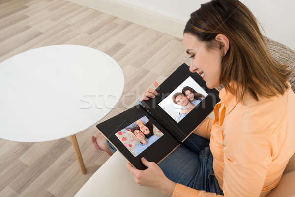 Frau schauen Fotoalbum Zimmer jungen glücklich Stock foto © AndreyPopov