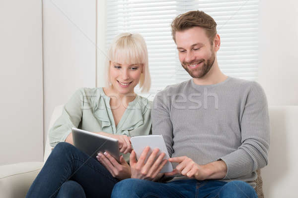 Numérique séance canapé femme [[stock_photo]] © AndreyPopov