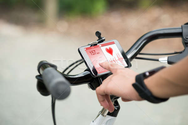 Ujj mutat okostelefon mutat szívdobbanás gyakoriság Stock fotó © AndreyPopov