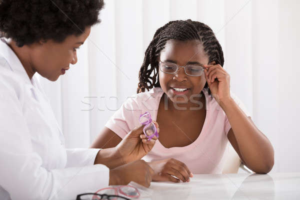 Optometrikus segít lány választ szem szemüveg Stock fotó © AndreyPopov