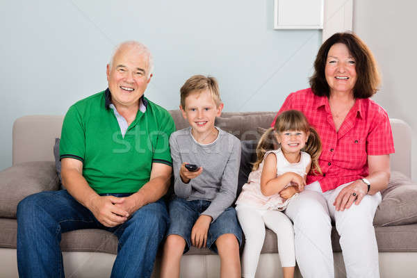Сток-фото: дедушка · и · бабушка · внучата · сидят · диване · счастливым · гостиной