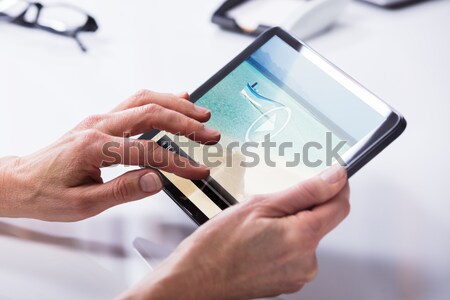 [[stock_photo]]: Main · humaine · téléphone · portable · blanche · écran · main · maison