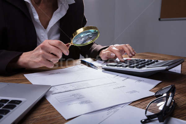 Empresario factura oficina mano lupa mujer Foto stock © AndreyPopov