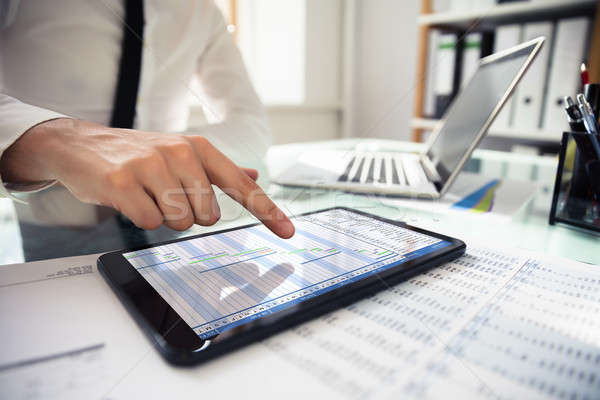 üzletember diagram digitális tabletta közelkép kéz Stock fotó © AndreyPopov