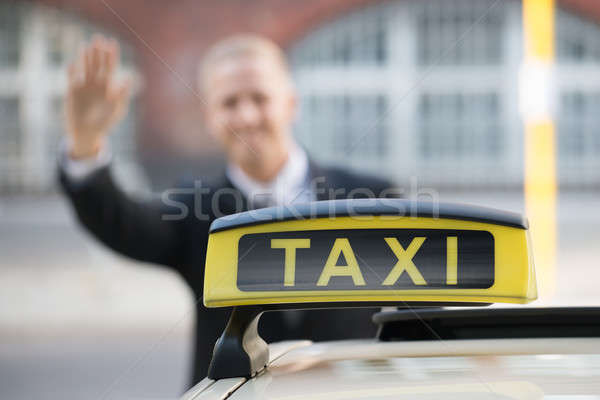 Biznesmen taksówką młodych samochodu drogowego Zdjęcia stock © AndreyPopov