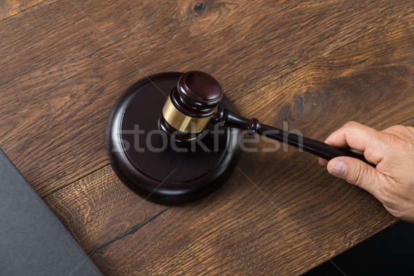 Foto stock: Masculina · juez · martillo · mesa · vista