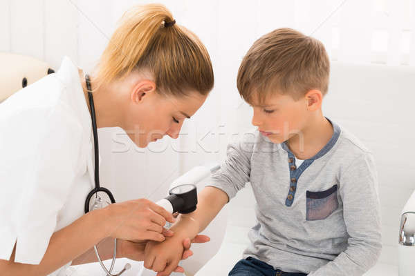 Medic piele băiat femeie Imagine de stoc © AndreyPopov