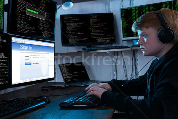 Chłopca danych wielokrotność komputerów słuchanie muzyki Zdjęcia stock © AndreyPopov