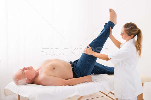 Masażysta nogi masażu człowiek młodych kobiet Zdjęcia stock © AndreyPopov