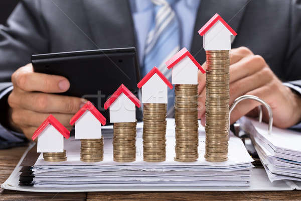 Eigendom belasting zakenman factuur huis modellen Stockfoto © AndreyPopov