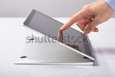 Zdjęcia stock: Biznesmen · dotknąć · palec · hybryda · laptop · ekranu