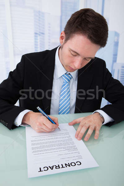 Stockfoto: Zakenman · ondertekening · contract · papier · bureau · jonge