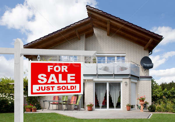 Vendido casa venta signo casa hermosa Foto stock © AndreyPopov