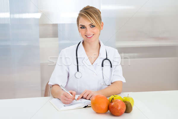 Vrouwelijke kliniek schrijven recept vruchten bureau Stockfoto © AndreyPopov