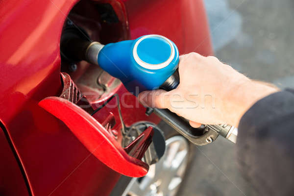 Om maşină combustibil roşu benzinărie mână Imagine de stoc © AndreyPopov