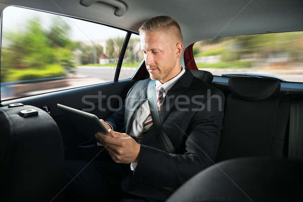 Biznesmen cyfrowe tabletka portret samochodu Zdjęcia stock © AndreyPopov
