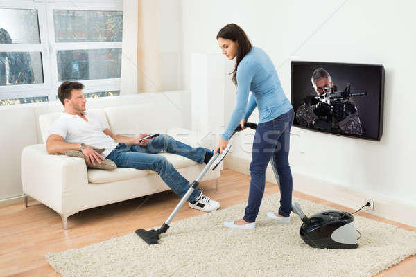 Stock foto: Frau · Staubsauger · Reinigung · Teppich · Mann · Fernsehen