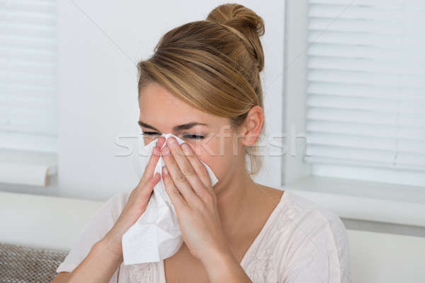Mujer sonarse la nariz sufrimiento frío casa Foto stock © AndreyPopov