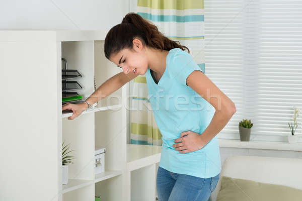Zdjęcia stock: Kobieta · cierpienie · ból · brzucha · młoda · kobieta · półki