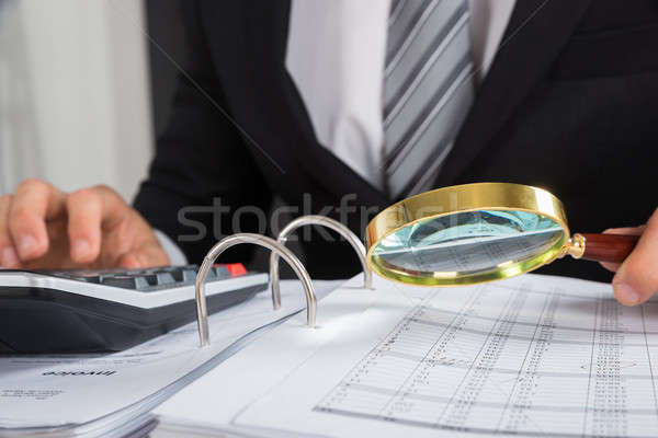 Jonge zakenman factuur vergrootglas bureau Stockfoto © AndreyPopov