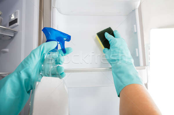 Stockfoto: Persoon · hand · schoonmaken · koelkast · spray