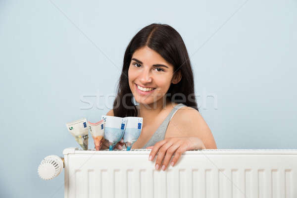 Femme à l'intérieur radiateur jeunes heureux Photo stock © AndreyPopov