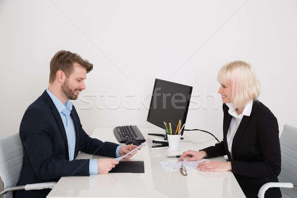 Foto stock: Discutir · documento · dois · jovem · feliz